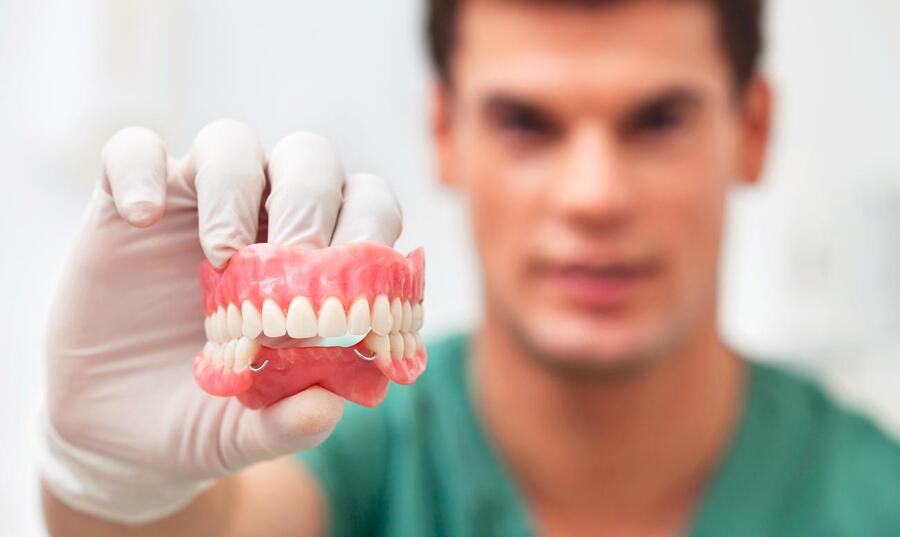 Зубной протез: выбираем правильно